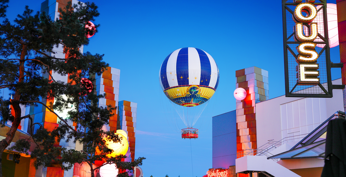 Disney Village® Nahaufnahme Shops und Heißluftballon | © Disney