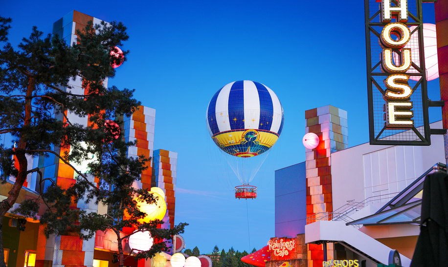 Disney Village® Nahaufnahme Shops und Heißluftballon | © Disney