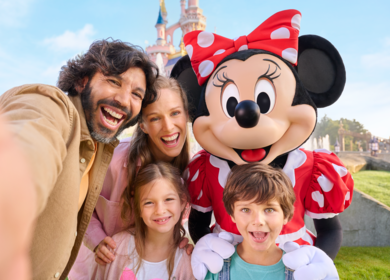 Minnie Maus und eine Familie mit zwei Kindern vor dem Sleeping Beauty Castle in Disneyland® Park | © Disney