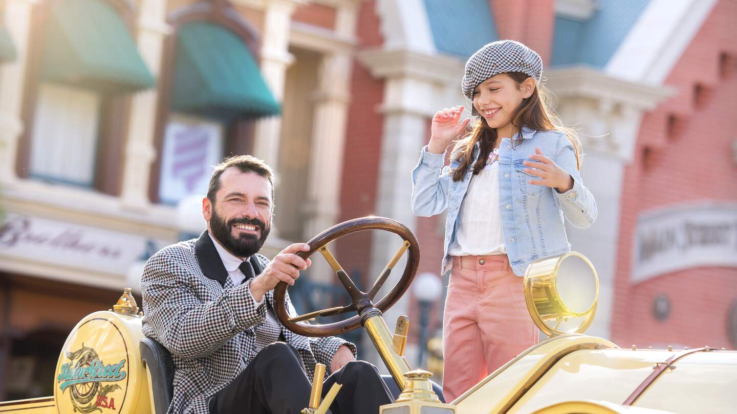 Oldtimer Vehicle Fahrer und Kind in Disneyland Park | © Disney