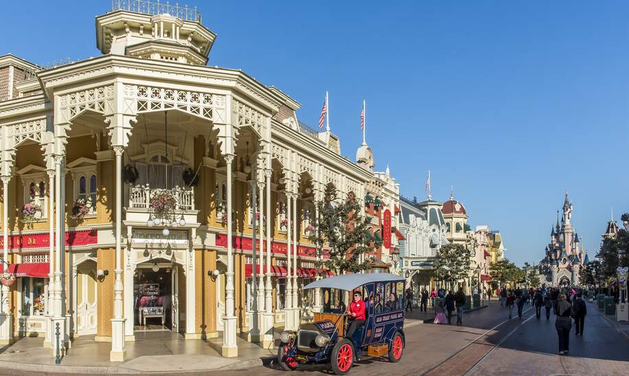 Oldtimer Vehicle Polizei auf der Main Street, U.S.A. in Disneyland Park, im Hintergrund Sleeping Beauty Castle | © Disney