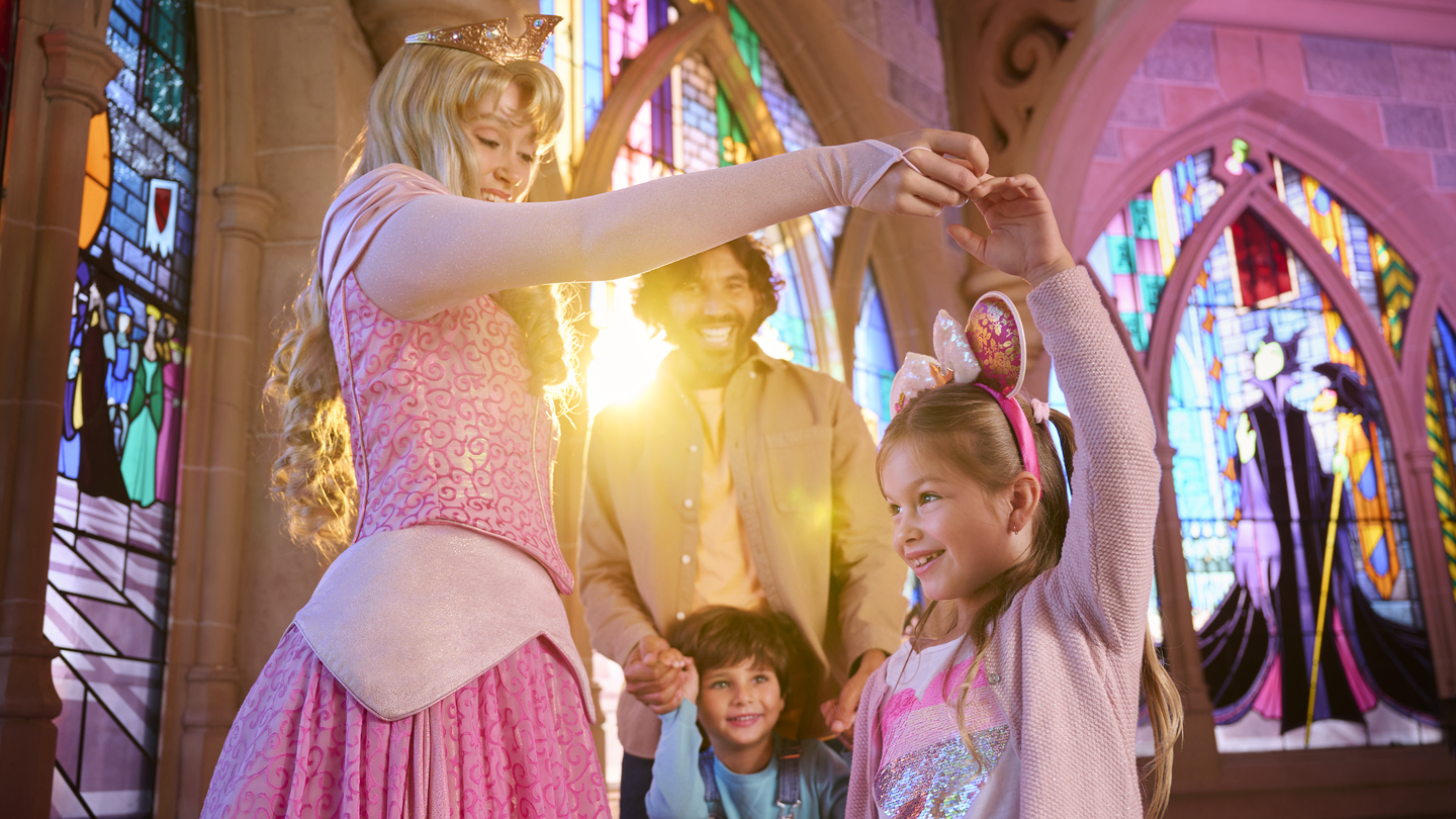 Prinzessin Aurora tanzt mit Kindern | © Disney