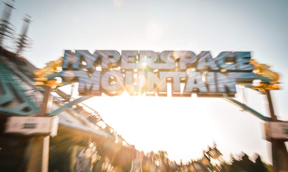 Der Eingang zur Attraktion Star Wars (TM) Hyperspace Mountain in Disneyland Park | ©  Disney © & TM 2024 Lucasfilm Ltd.