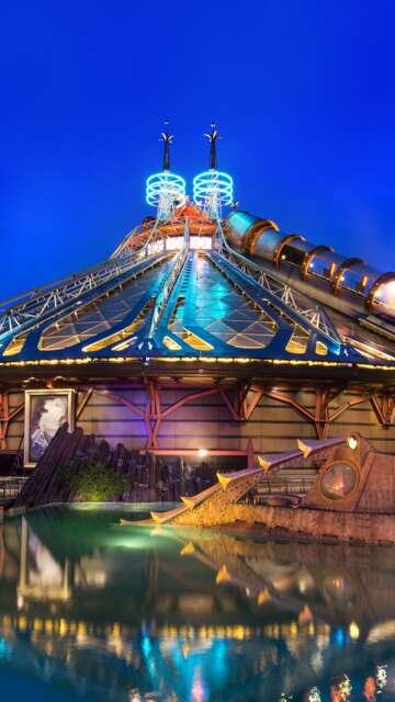 Die Attraktion Star Wars (TM) Hyperspace Mountain bei Nacht in Disneyland Park | © Disney  & TM 2024 Lucasfilm Ltd.