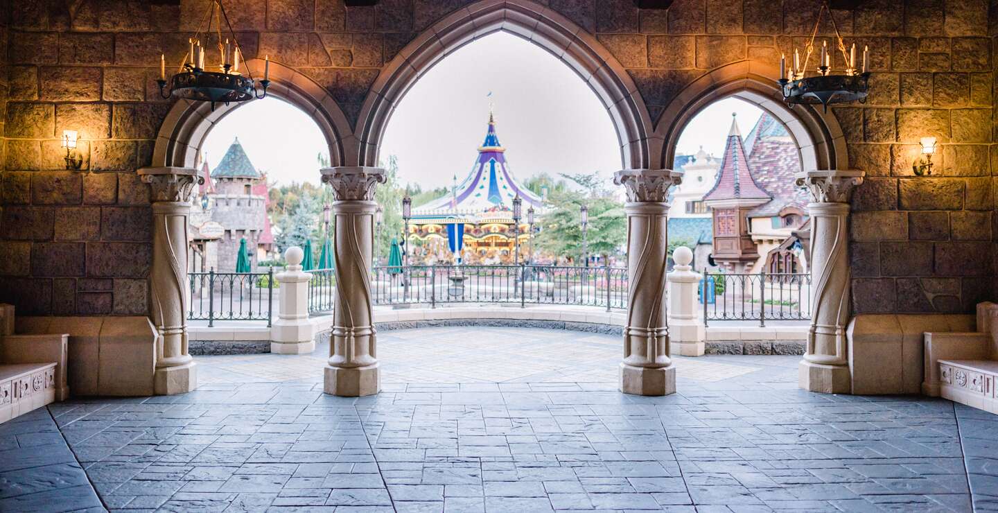 Attraktion Carrousel Lancelot in Disneyland Park, Bereich Fantasyland, aufgenommen von den Torboegen des Schlosses | © Disney