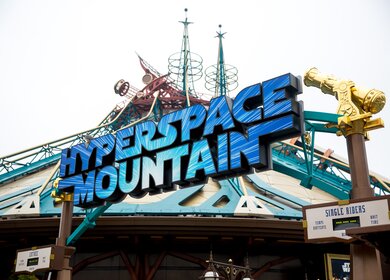 Attraktion Star Wars (TM) Hyperspace Mountain im Discoveryland, Disneyland® Park | © © Disney © & TM 2024 Lucasfilm Ltd.