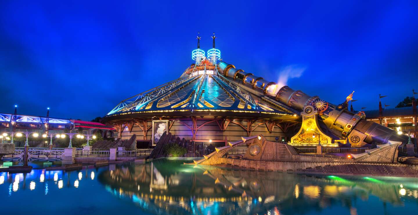 Die Attraktion Star Wars (TM) Hyperspace Mountain bei Nacht in Disneyland® Park | © Disney © & TM 2024 Lucasfilm Ltd.