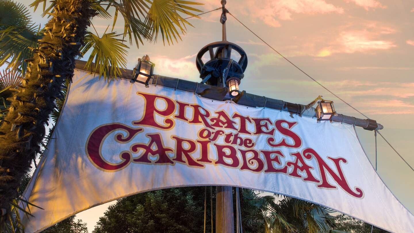 Eingang zur Attraktion Pirates of the Caribbean in Disneyland® Park | © Disney