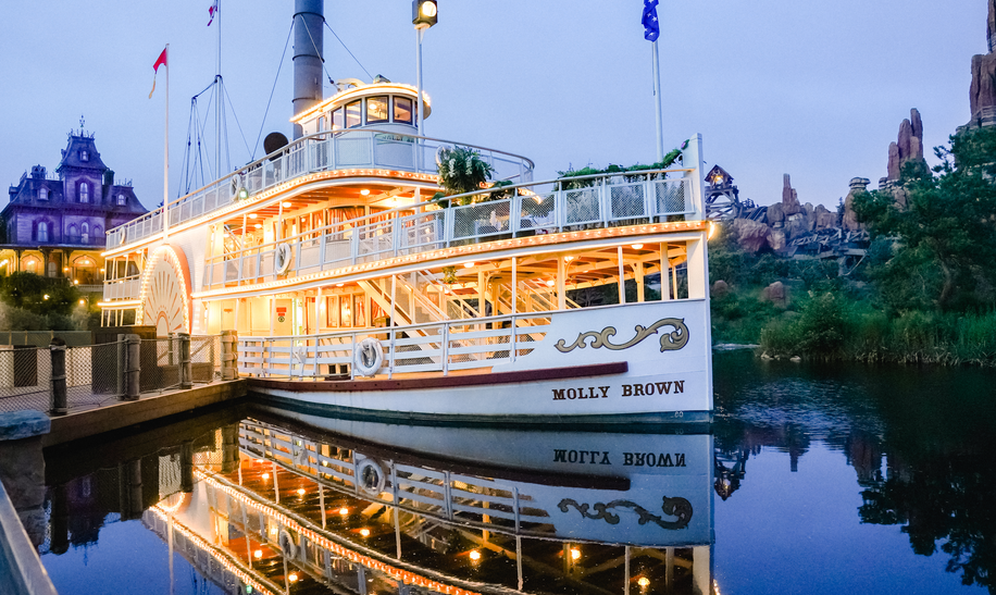 Schauffelraddampfer Molly Brown in Thunder Mesa Riverboat Landing in Disneyland  Park mit Phantom Manor im Hintergrund | © Disney