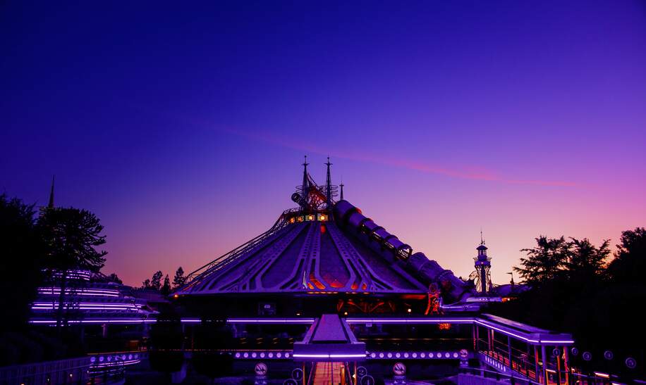 Die Attraktion Star Wars (TM) Hyperspace Mountain in Disneyland Park bei einem lilafarbenen Sonnenuntergang | © Disney