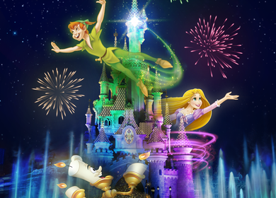 Sleeping Beauty Castle bei Nacht in Disneyland Park fuer die Show Disney Dreams mit Feuerwerk, zu sehen sind Peter Pan, Rapunzel und Lumier | © Disney