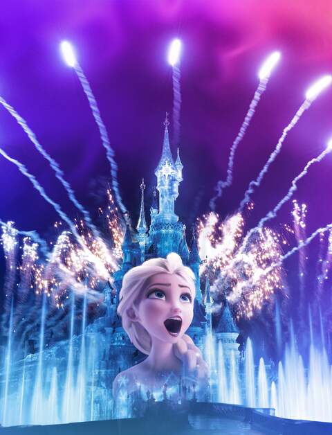 Sleeping Beauty Castle bei Nacht im Disneyland Park mit Feuerwerk der Abendshow Disney Illumination mit der Figur Elsa aus Frozen | © Disney 