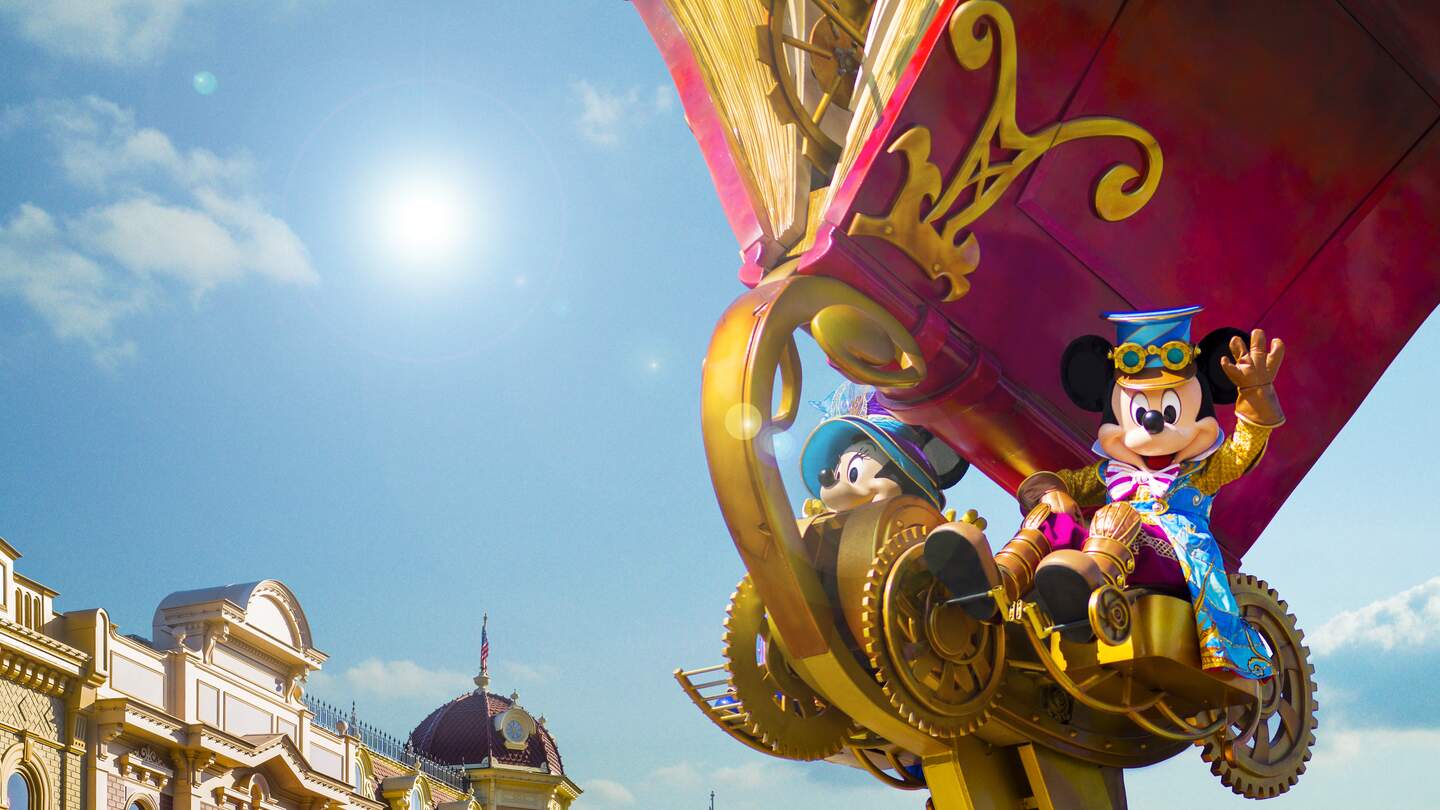 Micky und Minnie Maus sitzen auf einem Paradewagen, der aussieht wie ein Zauberbuch bei Disney Stars on Parade  | © Disney