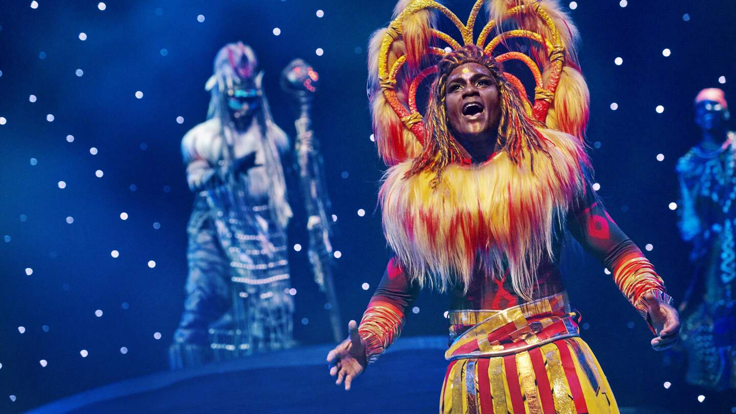 Lion King: Rythms of the pride Lands Show in Disneyland® Park, Nahaufnahme von Darsteller Simba | © Disney