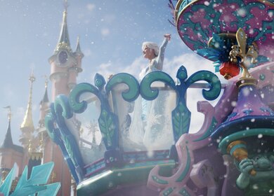 Elsa von Frozen die Eiskönigin bei der Parade im Disneyland® Paris  | © Disney