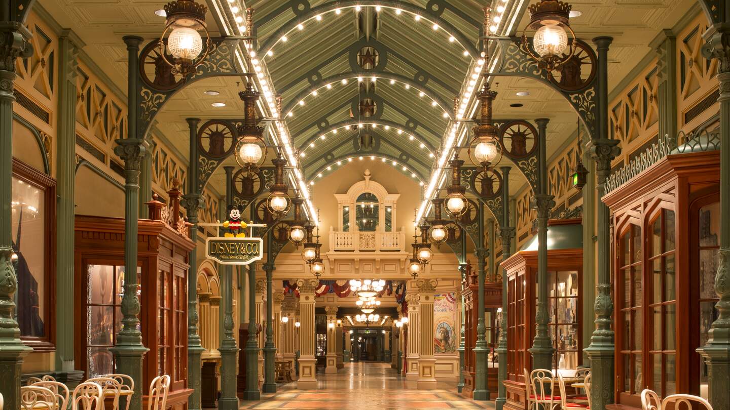 Liberty Arcade in Disneyland® Park mit Sitzmöglichkeiten und Beleuchtung. | © Disney