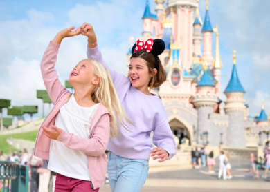 Zwei Kindern vor dem Schloss Sleeping Beauty Castle in Disneyland® Park | © Disney