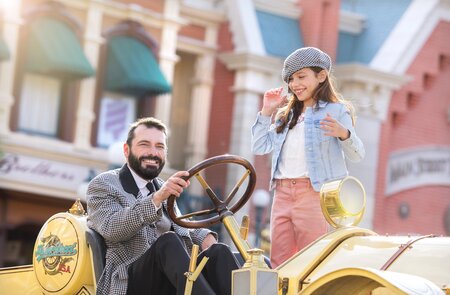 Oldtimer Vehicle Fahrer und Kind in Disneyland Park | © Disney