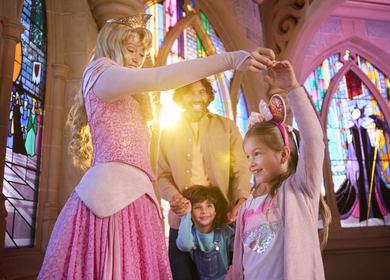 Prinzessin Aurora tanzt mit Kindern | © Disney