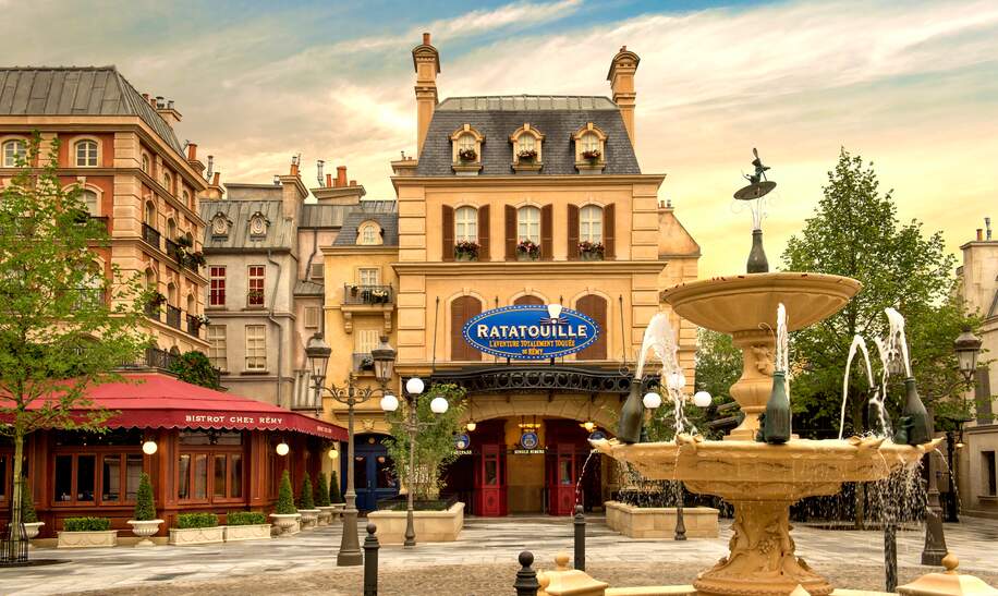 Disney Adventure World Worlds of Pixar Eingang Gebäude Attraktion Ratatouille: Das Abenteuer | © Disney/ 2024 Pixar