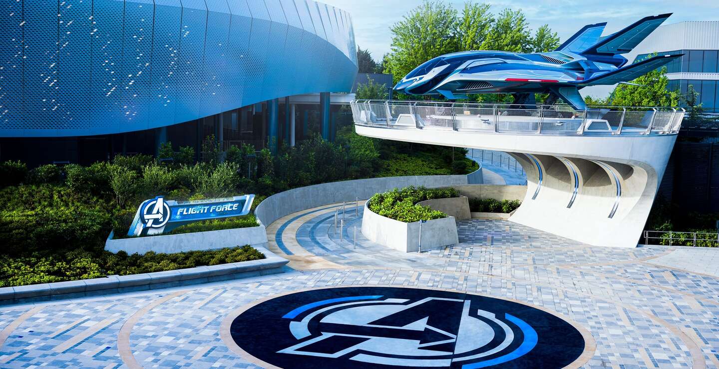 Disney Adventure World Marvel Avengers Campus Quinjet und Attraktion "Avengers Assemble: Flight Force" von Oben | © 2024 MARVEL.