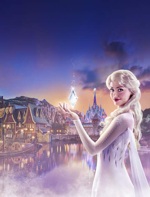 World of Frozen mit Elsa im Vordergrund im Disneyland Paris Disney Adventure World | © Disney