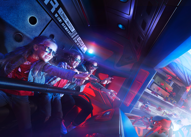 Disney Adventure World Marvel Avengers Campus Attraktion Spiderman Web Adventure, Wagen mit zwei Kindern und einem Erwachsenen | © 2024 MARVEL.