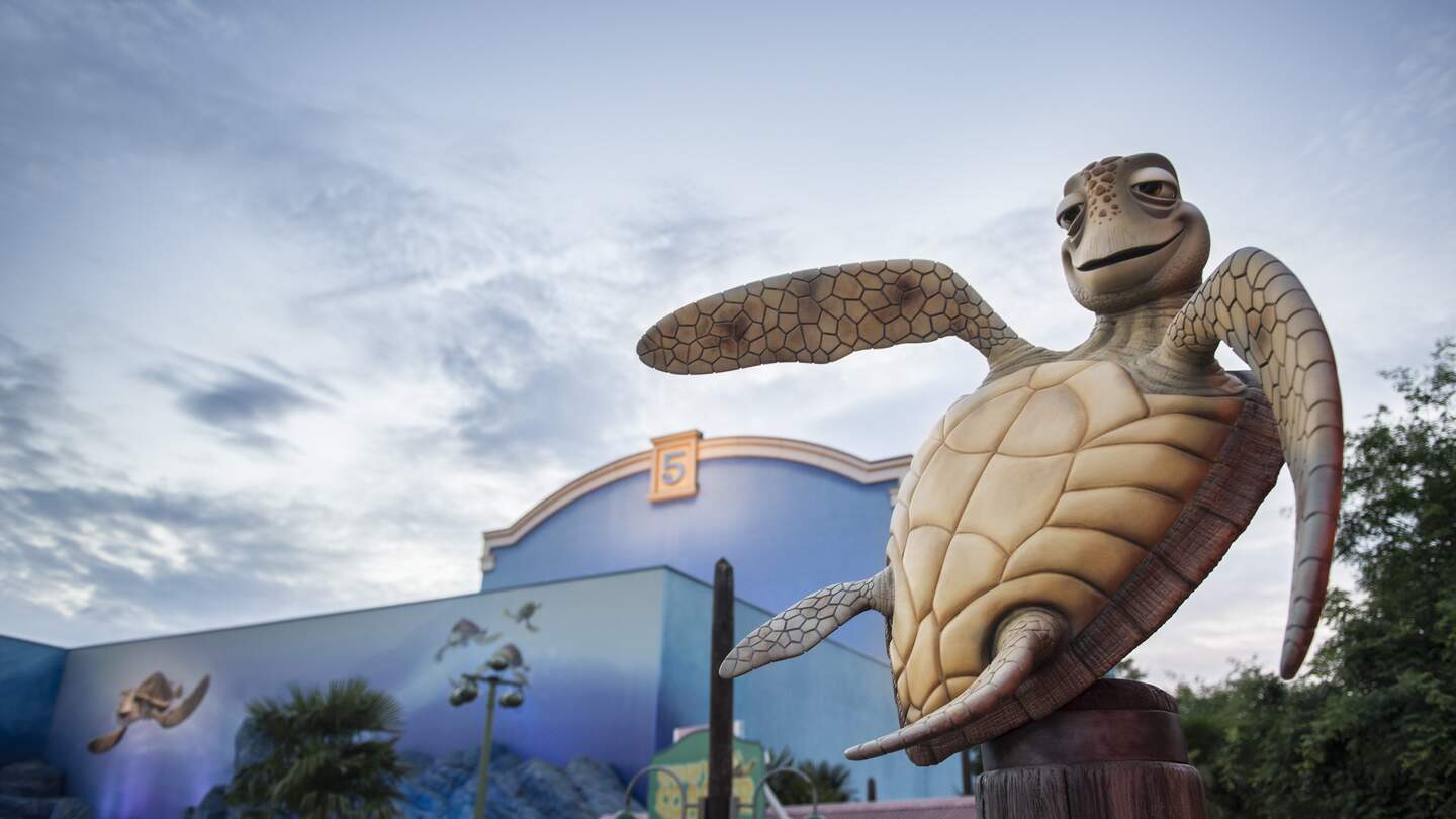 Disney Adventure World Attraktion Crushs Coaster Eingang mit Schildkroete | © Disney/ 2024 Pixar