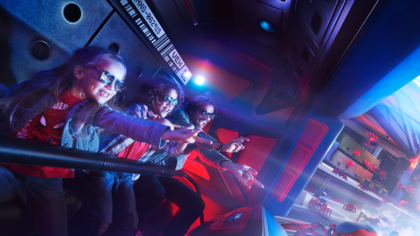 Disney Adventure World Marvel Avengers Campus Attraktion Spiderman Web Adventure, Wagen mit zwei Kindern und einem Erwachsenen | © 2024 MARVEL.