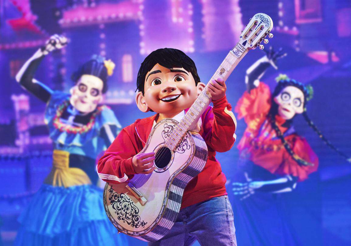 Miguel aus dem Pixar Film Coco in der neuen Show TOGETHER: a Pixar Musical Adventure in Disney Adventure World | © Disney/ 2024 Pixar