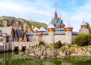 Blick auf das Schloss von Ardelle, einer der neuen Attraktionen im neuen Themenbereich World of Frozen Disney Adventure World | © Disney