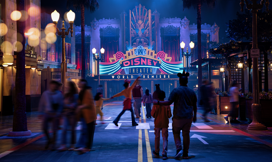 Menschen gehen zum Disney Theater World Premiere Disney Adventure World in Disneyland Paris | © Disney