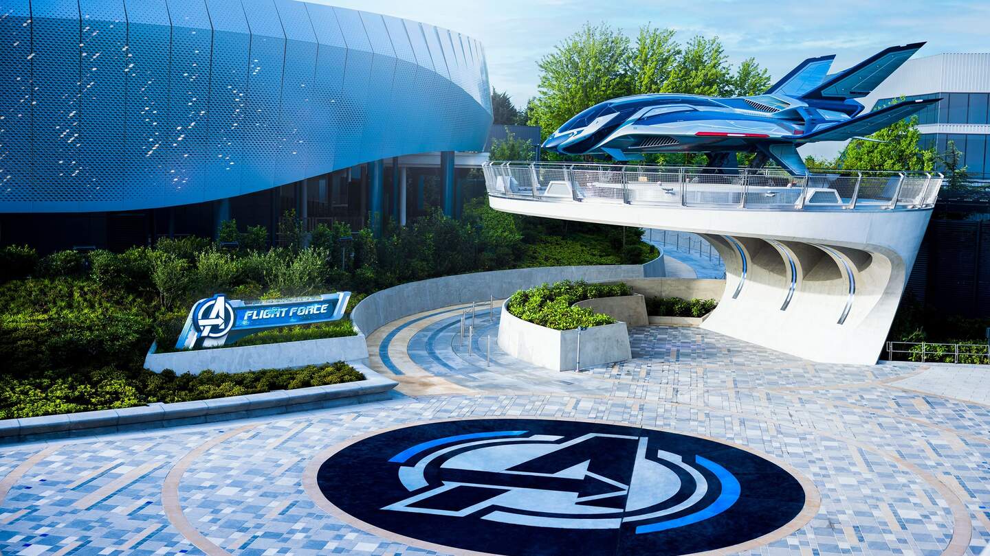 Disney Adventure World Marvel Avengers Campus Quinjet und Attraktion "Avengers Assemble: Flight Force" von Oben | © 2024 MARVEL