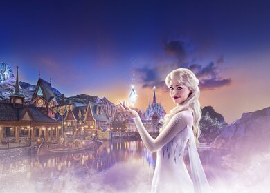 World of Frozen mit Elsa im Vordergrund im Disneyland Paris Disney Adventure World | © Disney