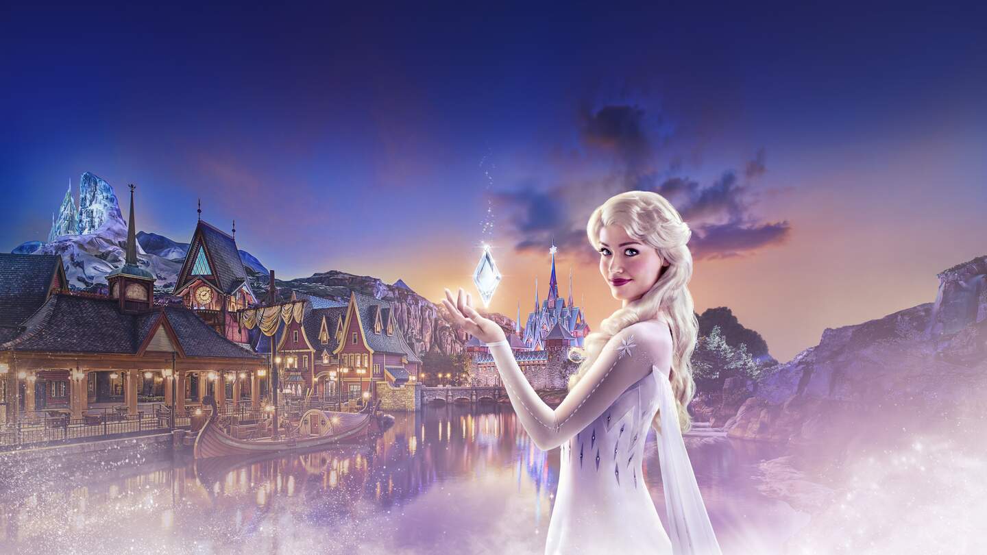 World of Frozen mit Elsa im Vordergrund im Disneyland Paris Disney Adventure World | © Disney