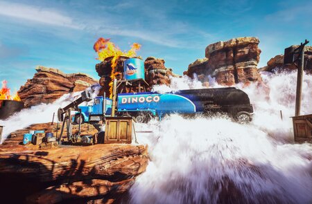 Walt Disney Studios Park Attraktion Cats Road Trip Wasserturm, Flut, Feuer und blaues Cars Auto | © Disney/ 2024 Pixar