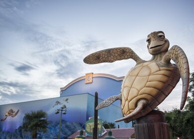 Walt Disney Studios® Park Attraktion Crushs Coaster Eingang mit Schildkröte | © ©Disney/© 2024 Pixar