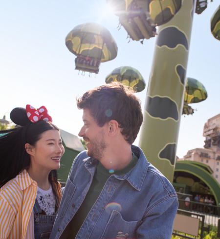 Walt Disney Studios Park Worlds of Pixar Paar vor der Attraktion Toy Story Soldiers Parachute Drop | © Disney/ 2024 Pixar
