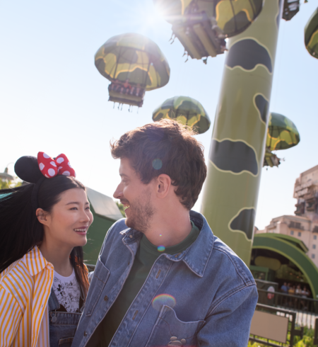 Walt Disney Studios® Park Worlds of Pixar Paar vor der Attraktion Toy Story Soldiers Parachute Drop | © ©Disney/© 2024 Pixar