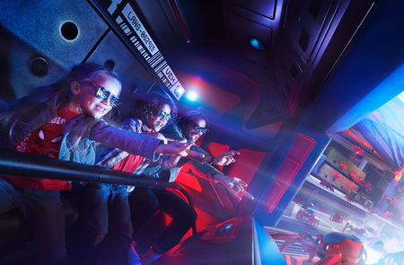 Walt Disney Studios Park Marvel Avengers Campus Attraktion Spiderman Web Adventure, Wagen mit zwei Kindern und einem Erwachsenen | © 2024 MARVEL.