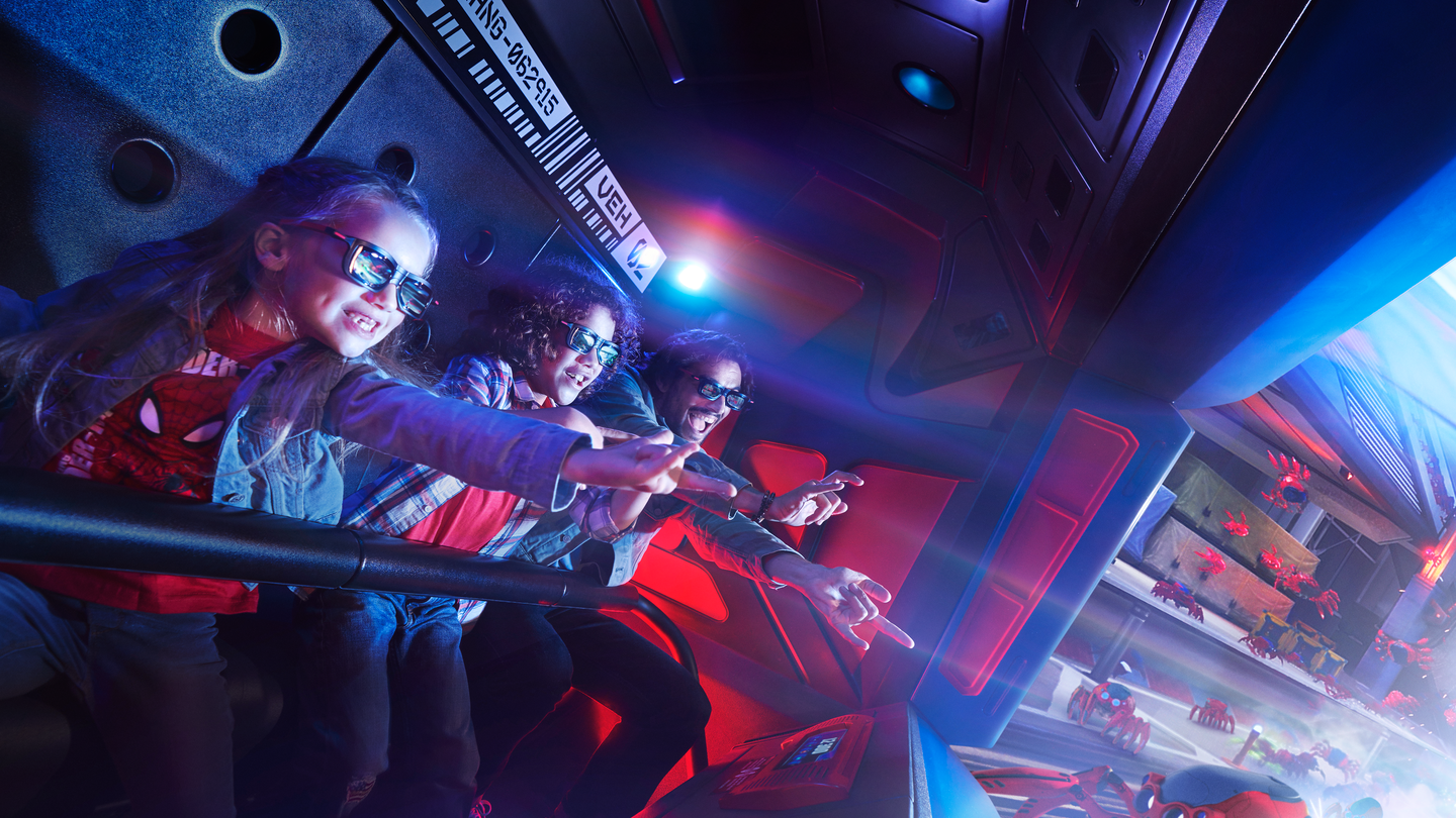 Walt Disney Studios® Park Marvel Avengers Campus Attraktion Spiderman Web Adventure, Wagen mit zwei Kindern und einem Erwachsenen | © 2024 MARVEL.