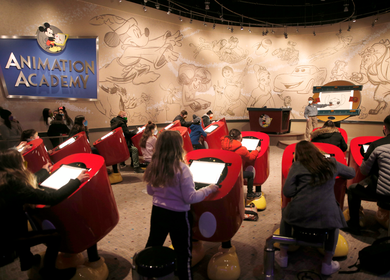 Personen zeichnen eine Disney Figur in der Attraktion Animation Academy in Walt Disney Studio Park | © Disney/ 2024 Pixar