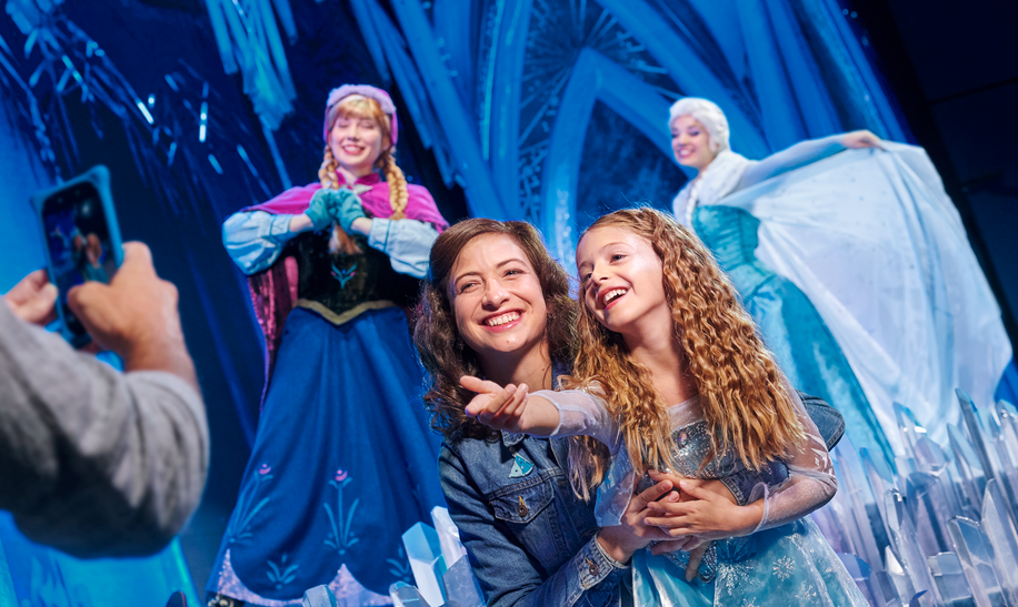 Walt Disney Studios Park Musical Show Die Eiskoenigin: eine musikalische Einladung , Mutter und Tochter mit Anna und Elsa | © Disney