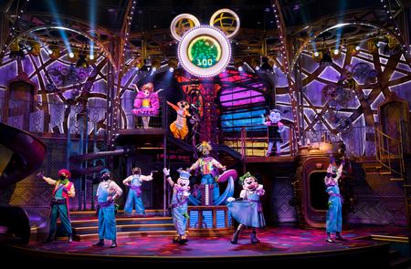 Walt Disney Studios Park Musical Show Die Disney Junior Traumfabrik, zu sehen sind Micky und Minnie Maus mit Tänzern | © Disney