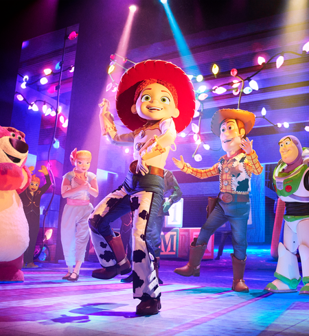 Walt Disney Studios Park Musical Show Together a pixar musical adventure, zu sehen sind Jessie, Woody, Buzz und andere Toy Story Figuren | © Disney/ 2024 Pixar