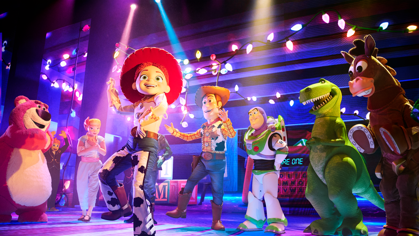 Walt Disney Studios Park Musical Show Together a pixar musical adventure, zu sehen sind Jessie, Woody, Buzz und andere Toy Story Figuren | © Disney/ 2024 Pixar