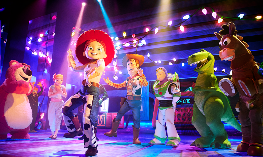 Walt Disney Studios Park Musical Show Together a pixar musical adventure, zu sehen sind Jessie, Woody, Buzz und andere Toy Story Figuren | © Disney/ 2024 Pixar