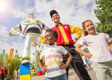 Walt Disney Studios® Park Worlds of Pixar Buzz Lightyear Statue mit Cast Member und zwei Kindern | © ©Disney/© 2024 Pixar