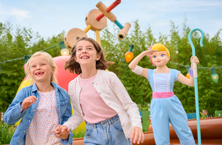 Walt Disney Studios Park Worlds of Pixar zwei Kinder mit Porzellinchen | © Disney/2024 Pixar