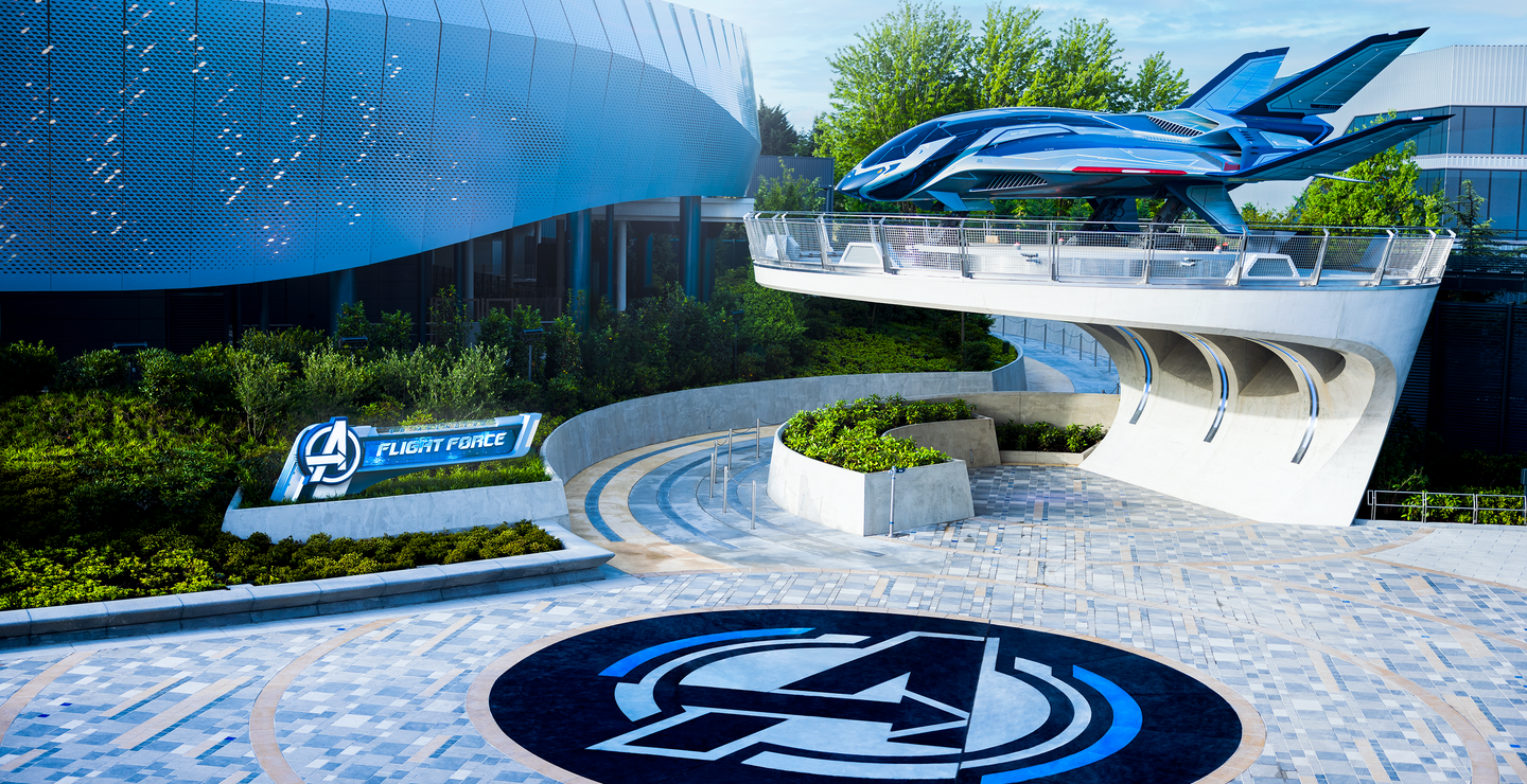 Walt Disney Studios® Park Marvel Avengers Campus Quinjet und Attraktion "Avengers Assemble: Flight Force" von Oben | © 2024 MARVEL.